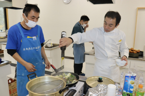 庄内浜の旬の魚介類を使い20品以上の料理を作った有馬さん（右）