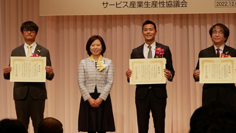 日本サービス大賞地方創生大臣賞を受賞したヤマガタデザインの山中社長（右から2人目）＝同社提供