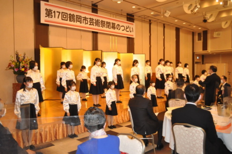 記念公演で生き生きした歌声を披露する鶴岡放送児童合唱団