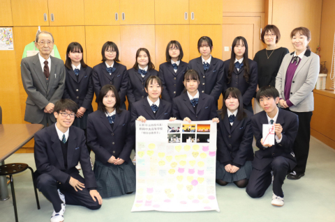 佐藤文化基金協議会長（後列左端）から激励を受けた鶴岡中央高演劇部のメンバー＝31日、同校