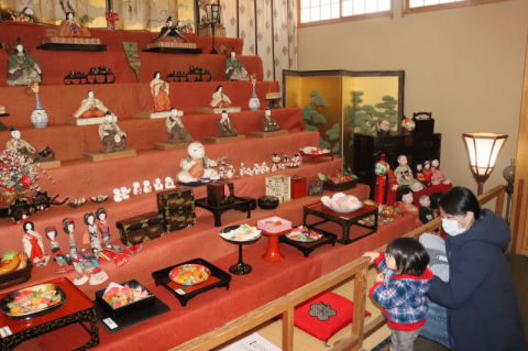 約100体のひな人形を展示している荘内神社宝物殿。初日の23日から家族連れが訪れた
