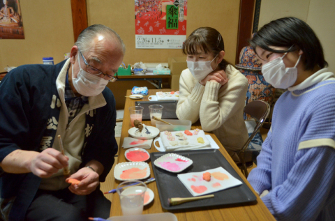 ひな飾り菓子の制作を指導する小松さん（左）