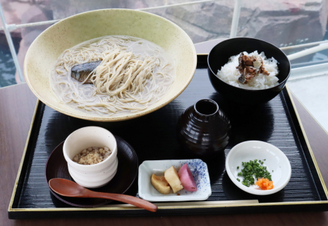 近江商人と北前船、越前と京の食文化の歴史的背景を基にした沖海月の「ニシン蕎麦」