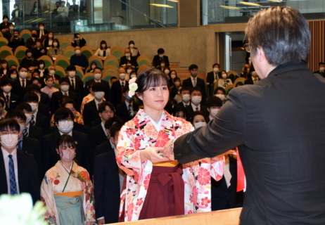 神田学長（右）から卒業証書を受ける学部卒業生総代の高橋さん