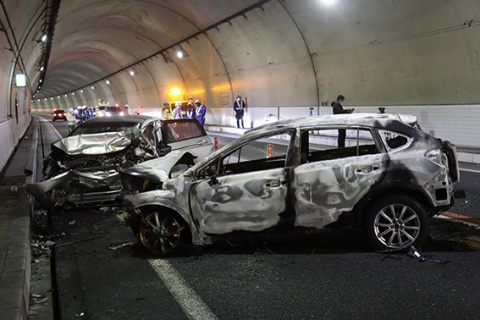 乗用車2台が衝突し、3人が死亡した事故現場＝2日午後6時43分、鶴岡市田麦俣