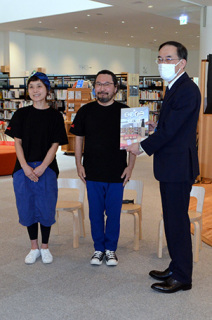 小林所長へミライニの紹介絵本を贈呈したあるほさん（中央）となつきさん（左）