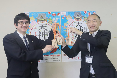 生徒を代表して木札を届けた高橋さん（左）