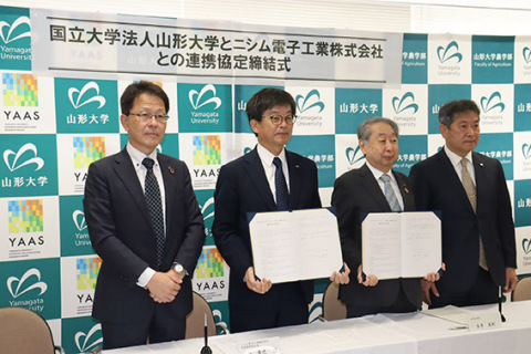 農業分野のデジタル化に関する連携協定を締結した玉手学長（左から3人目）と山科社長（同2人目）。右端は村山農学部長