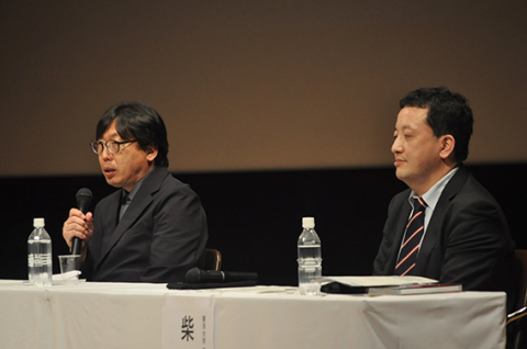 聴講者からの質問をテーマに、徳川家の内乱などについて対談する柴さん（右）と平山さん