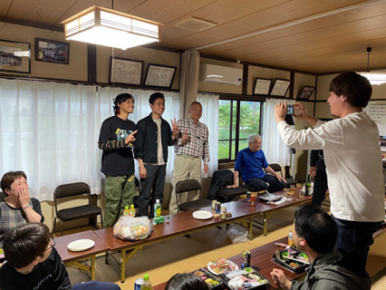 運動会後の“反省会”で、鶴岡で暮らす外国人が地域の文化に触れ、地元住民と和やかに交流した＝5月28日