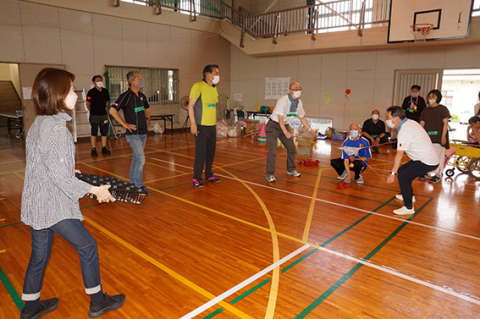 参加者がオリジナルスポーツを通して交流