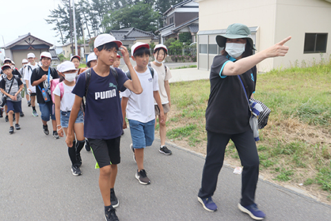 高台を目指して避難する湯野浜小の児童