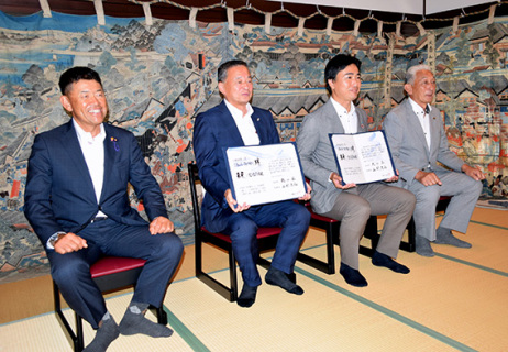 協定書を交わす上村町長（左から2人目）と安川副市長（同3人目）