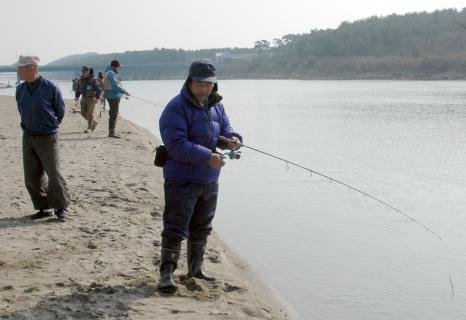 赤川河口付近でサクラマス釣りが本格化＝22日