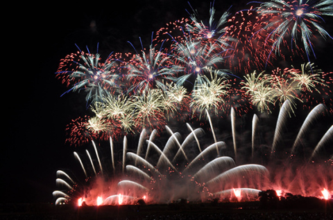 約1万2000発の花火が夜空を彩り、大勢の観客を魅了した