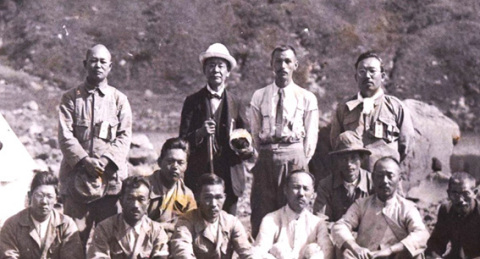 1930年8月9日に鳥海湖のほとりで撮影。アルバムには「山岳講習会、先生並に幹部」と記されている。後列左から 2 人目が牧野富太郎＝太田幹人さん提供