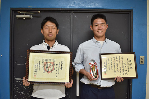 甲子園大会に出場した菅井選手（右）とＵ―18日本代表チームに帯同した加藤さん