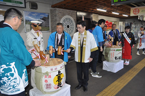 「冬ものがたり」キャンペーンの成功を願い、庄内の地酒で鏡割りが行われた＝ＪＲ鶴岡駅