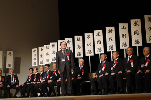 酒井さん（中央）ら全国から集まった“藩主”一人一人が紹介された