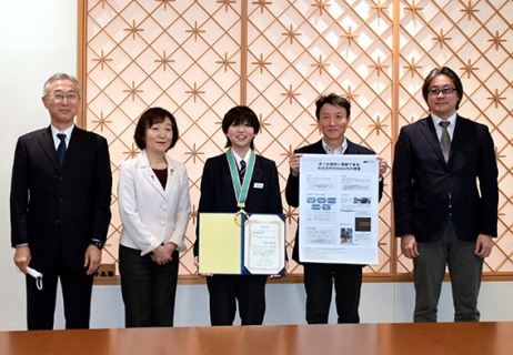 市役所を表敬訪問した研究発表大賞を受けた吉村さん（中央）。神田学長（右）は「出る杭をさらに引き出したい」と＝27日