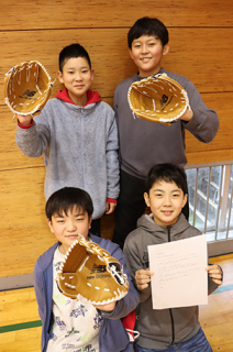 「大谷選手ありがとう」―。「大谷グローブ」とメッセージを披露する羽黒小の子どもたち＝12日