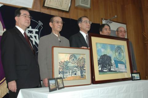 竹内さん（左から2人目）が母校の創立100周年を記念し切り絵を制作