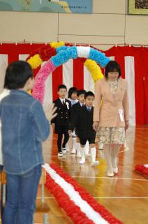 入学式で元気に入場する五十川小の新入生4人