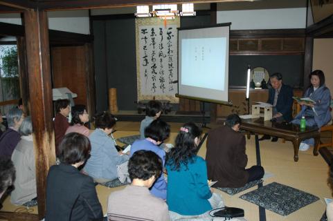 旧武家屋敷の菅家で藤沢周平作品の朗読会が開かれた