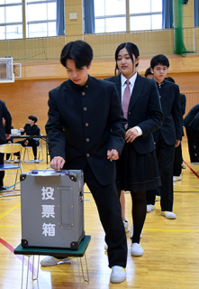 架空の選挙で模擬投票を行う酒田南高の生徒たち