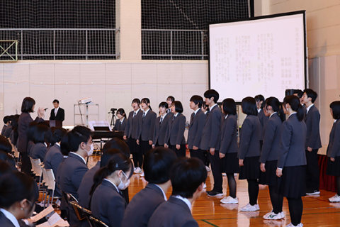 開校式で致道館中学・高校の校歌を初披露する高校音楽部員