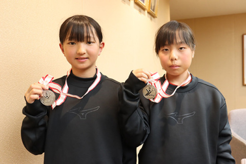 銀メダルを手にする鈴木選手（左）と辻選手