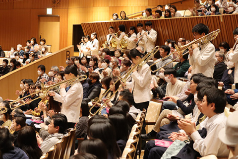 高校生たちが客席で「宝島」を演奏。真島さんの故郷で、命日に「真島サウンド」をささげた