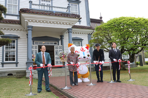 テープカットで旧西田川郡役所の再公開と「酒井家の名宝」展の開幕を祝った