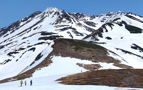 豊富な残雪を求めて多くのスキーヤーが鳥海山を訪れた＝28日