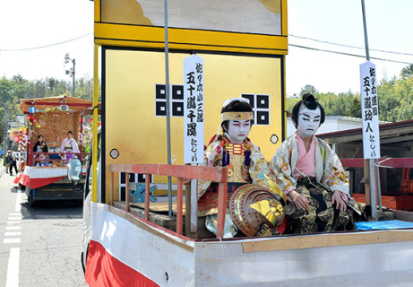 歌舞伎役者に扮した児童が山車で地区内を一巡
