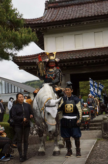 堂々と行進する鎧武者たち＝松山歴史公園