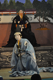 役者の熱演に観客席から大きな拍手と声援が飛んだ歌舞伎の一場面