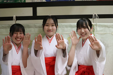 「田舞」の一場面のポーズを取る「一日巫女」の3人。右から中村さん、水口さん、井上さん