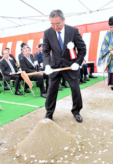 高橋社長がくわ入れし工事期間中の安全を祈願