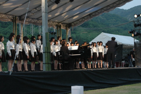 今年も月山ダム湖畔でコンサートが開かれる＝昨年6月