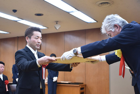 農林水産大臣賞を受け取る石塚代表取締役（左）