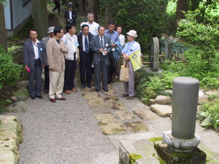 清正公ゆかりの天澤寺を見学する熊本来訪団のメンバー
