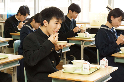 南三陸町産の食材を使った給食を味わう　生徒たち＝余目中