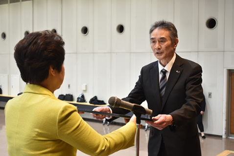 吉村知事から表彰状を受け取る阿部秀志さん（右）