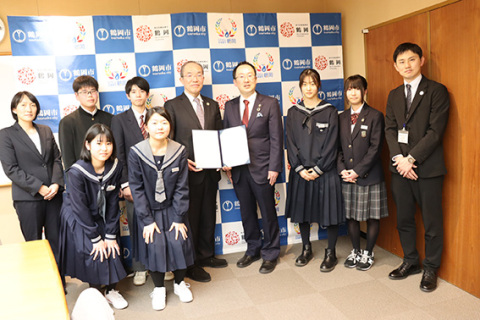 6年ぶりに姉妹都市・ＮＢ市に派遣される親善訪問団の中学生たち＝11日、鶴岡