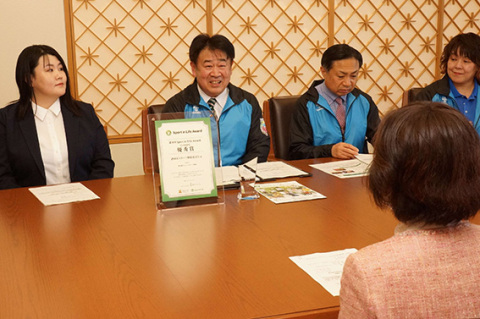 優秀賞受賞を報告する堀会長（左から2人目）
