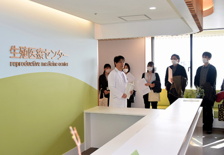 センター長に就任する清野医師（手前）の説明に聴き入る内覧会参加者たち
