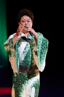 ゲストの佐藤善人さん。情感あふれる歌声で楽しませた