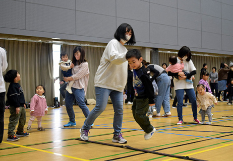 アップテンポな楽曲に合わせて体を動かす参加者たち