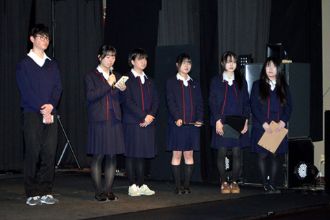 上映後、舞台あいさつでお礼を述べる生徒たち
